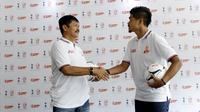 Indra Sjafri dan Bambang Pamungkas saat jumpa pers AIA Championship di Hotel Atlet Senayan, Jakarta, Selasa (9/1/2018). Pemenang AIA Championship berkesempatan bertanding di markas Tottenham Hotspur di London.  (Bola.com/M Iqbal Ichsan)