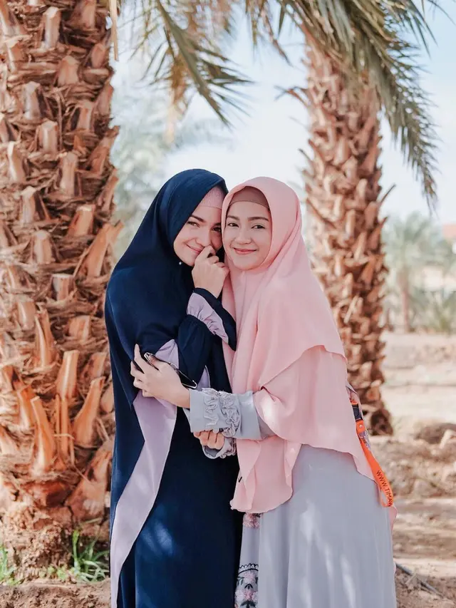 6 Penampilan Enzy Storia saat Pakai Hijab, Curi Perhatian