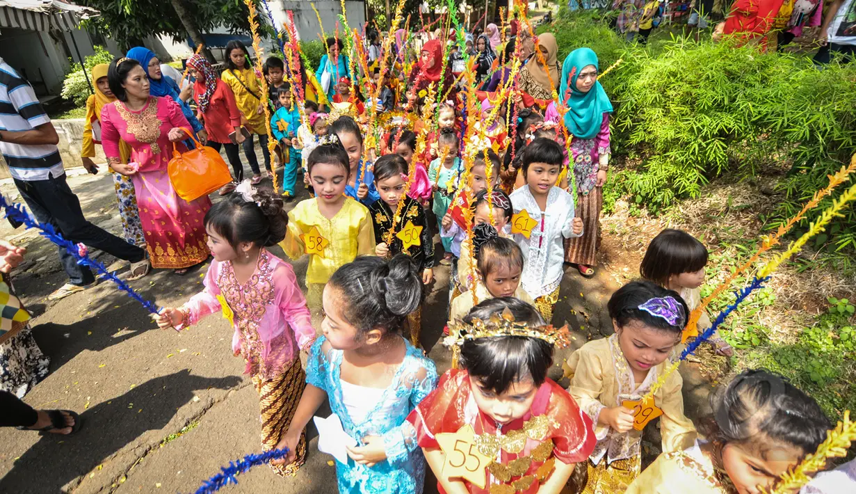 Murid-murid TK Sekolah Alternatif untuk Anak Jalanan (SAAJA) berpawai mengenakan pakaian adat di kawasan Kuningan, Jakarta, Selasa (21/4/2015). Kegiatan diikuti 70 an anak kurang mampu dalam rangka peringatan Hari Kartini. (Liputan6.com/Faizal Fanani)