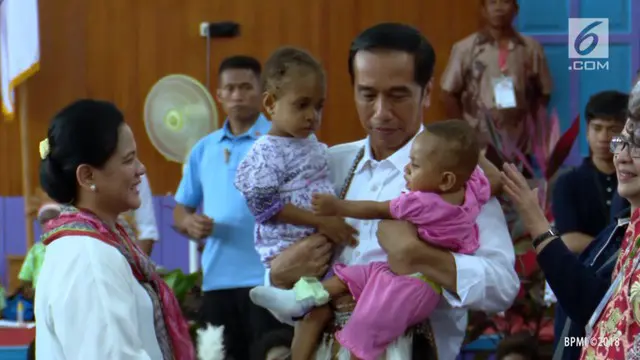 Kunjungan Presiden Jokowi ke Kabupaten Asmat disambut haru dan gembira. Presiden pertama yang menjejakkan kaki ke tanah Asmat selama 53 tahun sejak Papua bergabung dengan Republik Indonesia.