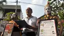 Terlihat dua tokoh wayang Arjuna dan Kurawa di antara para demonstran, Jakarta, Kamis (28/4/14). (Liputan6.com/Miftahul Hayat) 