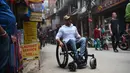 Scott Doolan beraktivitas dengan kursi rodanya di Kathmandu, Nepal, Kamis (15/3). Pria Australia ini bertekad mendaki  hingga basecamp Everest yang berada di ketinggian 5.364 mdpl dengan kursi roda tanpa bantuan. (AFP Photo/Prakash Mathema)