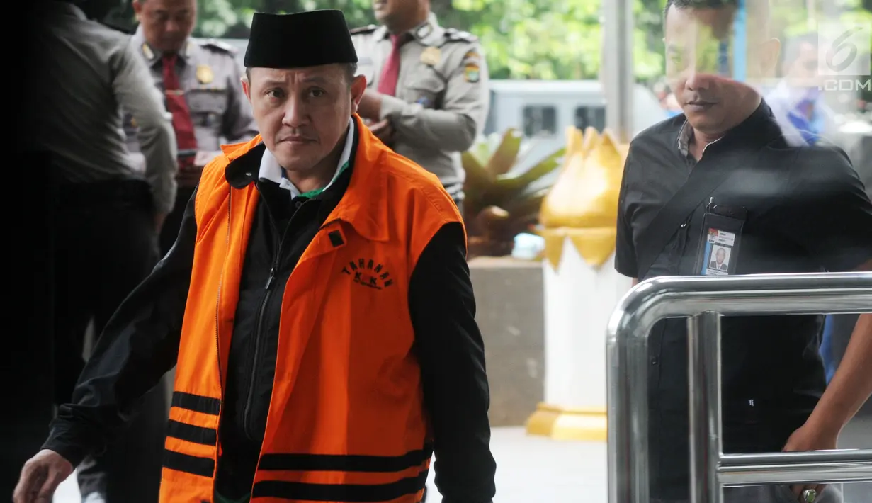 Anggota DPRD Lampung Tengah, Rusliyanto saat tiba di gedung KPK untuk menjalani pemeriksaan lanjutan, Jakarta, Selasa (27/3). Rusliyanto diperiksa sebagai tersangka kasus suap. (Merdeka.com/Dwi Narwoko)