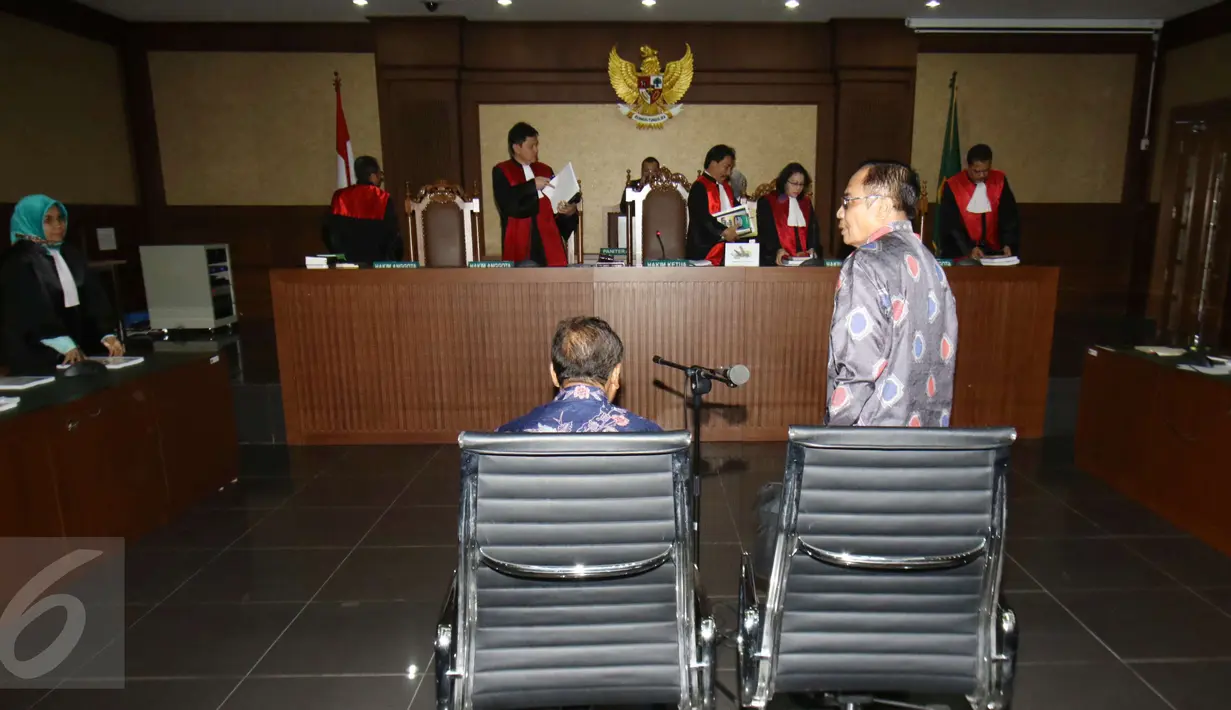 Dua terdakwa kasus dugaan korupsi pengadaan proyek e-KTP, Irman dan Sugiharto, usai menjalani sidang perdana di Pengadilan Tipikor, Jakarta, Kamis (9/3). Irman dan Sugiharto didakwa telah merugikan negara sebesar Rp2,3 triliun. (Liputan6.com/Helmi Afandi)