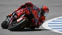 Pembalap Ducati Lenovo, Marc Marquez, berhasil meraih podium juara sprint race MotoGP Spanyol 2025 di Sirkuit Jerez, Sabtu (26/4/2025) malam WIB. (AFP/Javier Soriano)