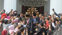 Keluar dari Istana Negara, Jokowi dan SBY langsung dikerubuti massa yang ingin bersalaman dan mengambil gambar mereka, Jakarta, Senin (20/10/2014) (Liputan6.com/Herman Zakharia)