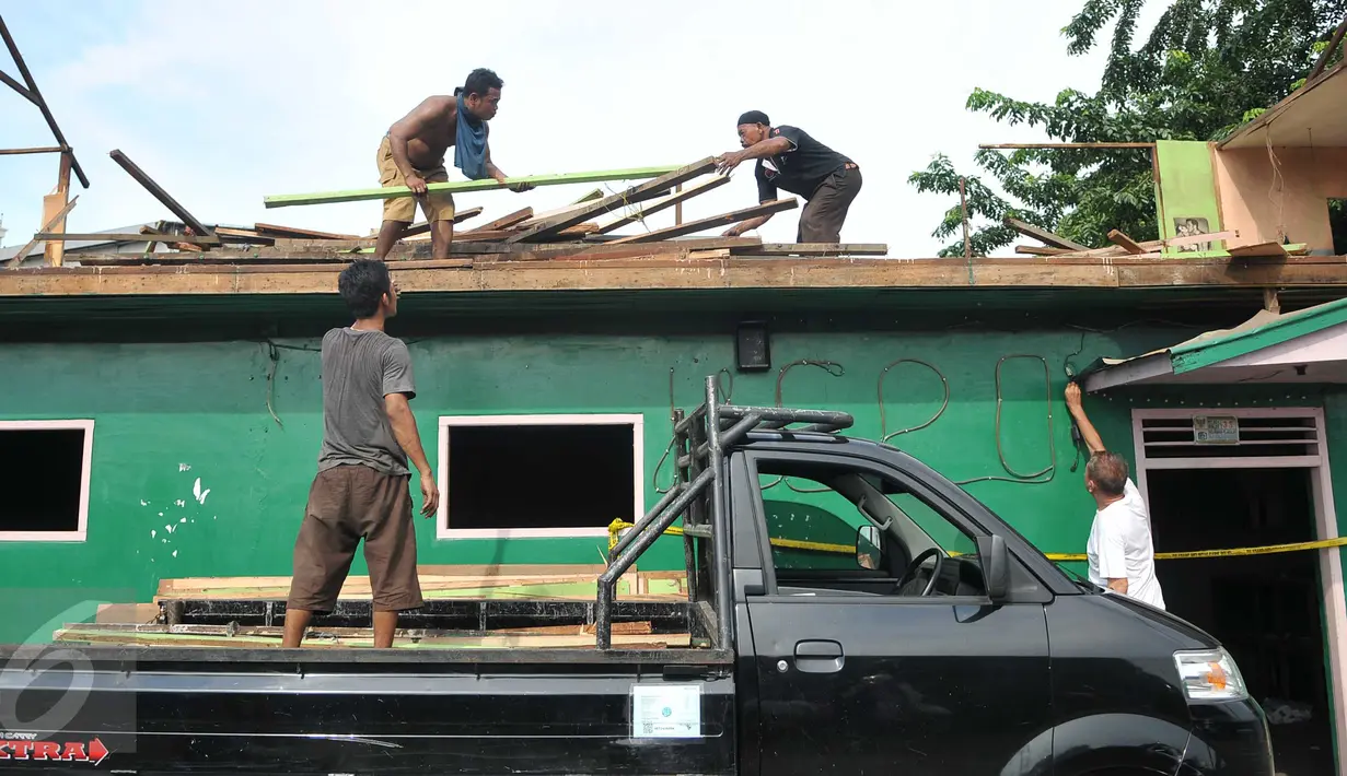 Warga Kalijodo mulai mengangkut sisa-sisa bangunan, Jakarta, Selasa (23/2). Warga mulai membongkar bangunan sendiri sebelum pelaksanaan eksekusi permukiman dan kafe di Kalijodo oleh Pemprov DKI Jakarta. (Liputan6.com/Gempur M Surya)
