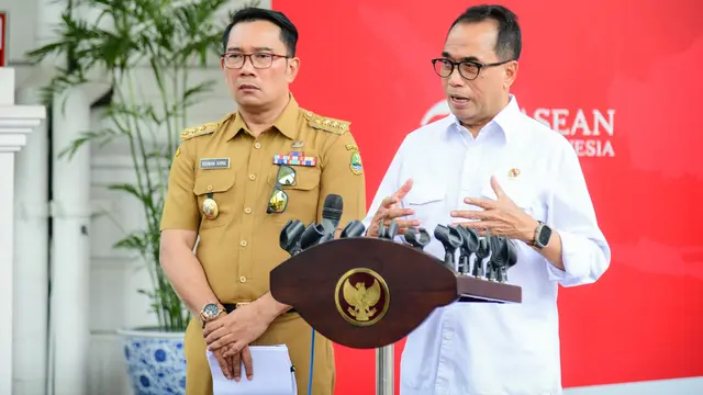 Menteri Perhubungan Budi Karya Sumadi bersama Gubernur Jawa Barat RIdwan Kamil di Kompleks Istana Kepresidenan Jakarta selepas rapat dengan Jokowi, Kamis (3/8/2023).