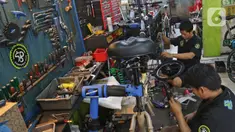 Mekanik memperbaiki dan merestorasi sepeda di Workshop Sampurna Bike Kalibata, Jakarta, Kamis (9/7/2020). Tren bersepeda yang sedang tinggi di masyarakat menjadikan permintaan perbaikan sepeda di bengkel tersebut meningkat hingga 300 persen. (Liputan6.com/Herman Zakharia)