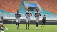 Skuat Tira Persikabo menggelar latihan di Stadion Pakansari, Bogor. (Bola.com/Nandang Permana)