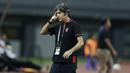 <p>Pelatih Bali United, Stefano Cugurra Teco, saat melawan Semen Padang pada laga Piala Presiden 2019 di Stadion Patriot, Jawa Barat, Senin (11/3). Bali United menang 2-1 atas Semen Padang. (Bola.com/M Iqbal Ichsan)</p>