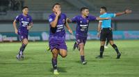 Pemain Persita Tangerang, Jack Brown, melakukan selebrasi setelah mencetak gol ke gawang Arema FC pada laga BRI Liga 1 di Stadion Indomilk Arena, Tangerang, Rabu (13/3/2024). (Bola.com/M. Iqbal Ichsan)