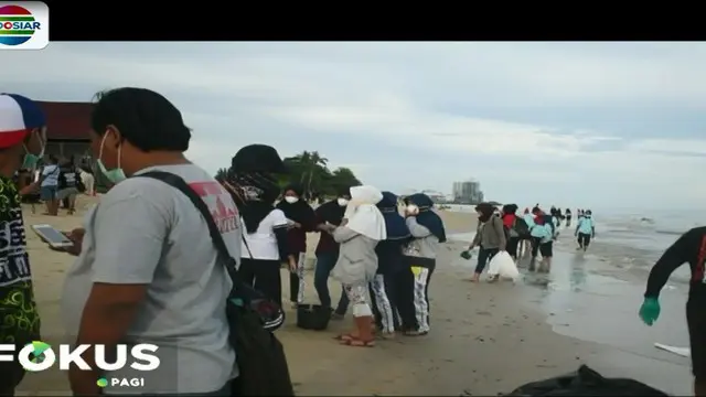 Prihatin dengan kondisi ini, masyarakat Balikapan bergerak bersama untuk membersihkan pantai.