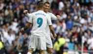 Pemain Real Madrid, Karim Benzema dan Cristiano Ronaldo merayakan gol saat melawan Malaga pada lanjutan La Liga Santander di Santiago Bernabeu stadium, Madrid, (25/11/2017). Madrid menang 3-2. (AP/Francisco Seco)