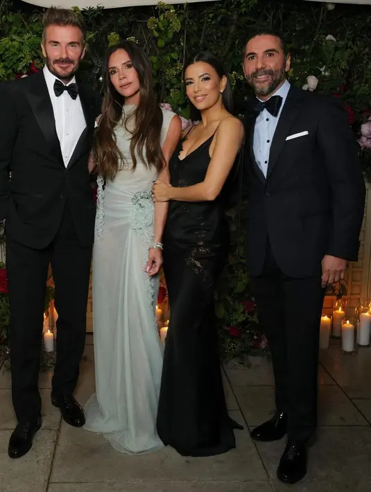 Pada kesempatan ini, Eva Longaria juga tampak elegan dengan party dress bernuansa hitam. aksen talu spaghetti menambah kesempurnaan gaya gaun.  [Foto: Instagram/Victoria Beckham]