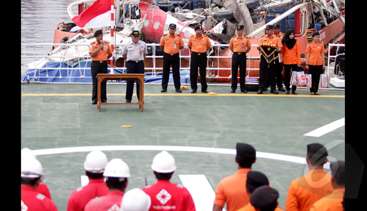 Kepala Basarnas Marskel Madya TNI FH Bambang Soelistyo (kiri) saat memberikan keterangan mengenai bangkai badan pesawat AirAsia QZ8501 di Pelabuhan Tanjung Priok, Jakarta, Senin (2/3/2015). (Liputan6.com/Faizal Fanani)