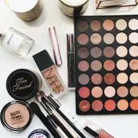 Menggunakan makeup kadaluarsa akan memberikan efek negatif yang berbahaya bagi kesehatan kulit kita. Credits: unsplash.com by Jazmin Quaynor
