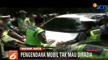 Pengendara minibus dengan nomor polisi B 1021 BZW ini nekad menerobos barisan polisi yang menghadang lantas melarikan diri.