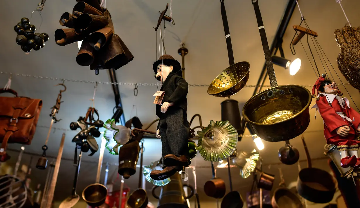 Sejumlah barang  antik dipajang di toko milik Manuel Mosquera di "Pulgas' Market'' di Pamplona, Spanyol utara, (2/3). (AP Photo/Alvaro Barrientos)