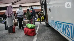 Calon penumpang menaiki bus AKAP di loket Terminal Kampung Rambutan, Jakarta Timur, Selasa (20/12/2022). Petugas Dinas Perhubungan Terminal Kampung Rambutan mengatakan jumlah penumpang tujuan kota di Sumatera, Jawa, dan Bali mengalami peningkatan hampir 10 persen dibandingkan hari biasa jelang liburan Natal 2022 dan Tahun Baru 2023. (merdeka.com/Iqbal S. Nugroho)