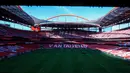 Estadio da Luz terletak di kota Lisbon, tak jauh dari kandang rival sekota Sporting CP, Estadio Jose Alvalade. Kemegahan semakin terasa ketika berjalan mendekat stadion. Nuansa merah dengan hiasan gambar para pemain kebanggan menuntun langkah menuju ke dalam Estadio Da Luz. (Bola.com/Bagaskara Lazuardi)