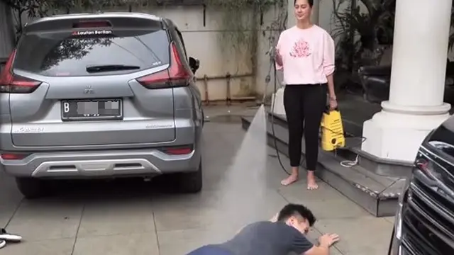 Akibat Keluyuran, Ini 6 Potret Paula Verhoeven Semprot Baim Wong Pakai Disinfektan