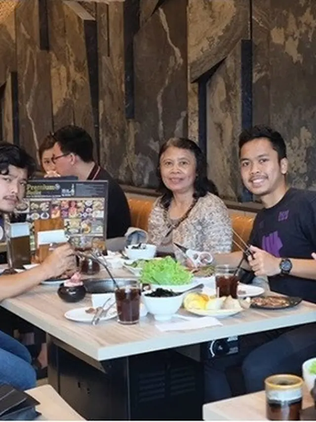 Meninggal Dunia, Ini 6 Momen Kenangan Anthony Ginting Bersama Ibunda