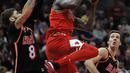 Pemain Chicago Bulls, Jerian Grant (2) mencoba melakukan tembakan melewati kepungan pemain Miami Heat pada laga NBA basketball game di United Center, Chicago, (26/11/2017). Miami Heat menang 100-93.  (AP/Paul Beaty)