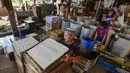 Aktivitas pekerja menyelesaikan pembuatan tahu di salah satu sentra produksi kawasan Pasir Putih, Kota Depok,  Jawa Barat, Senin (8/6/2026). (merdeka.com/Arie Basuki)