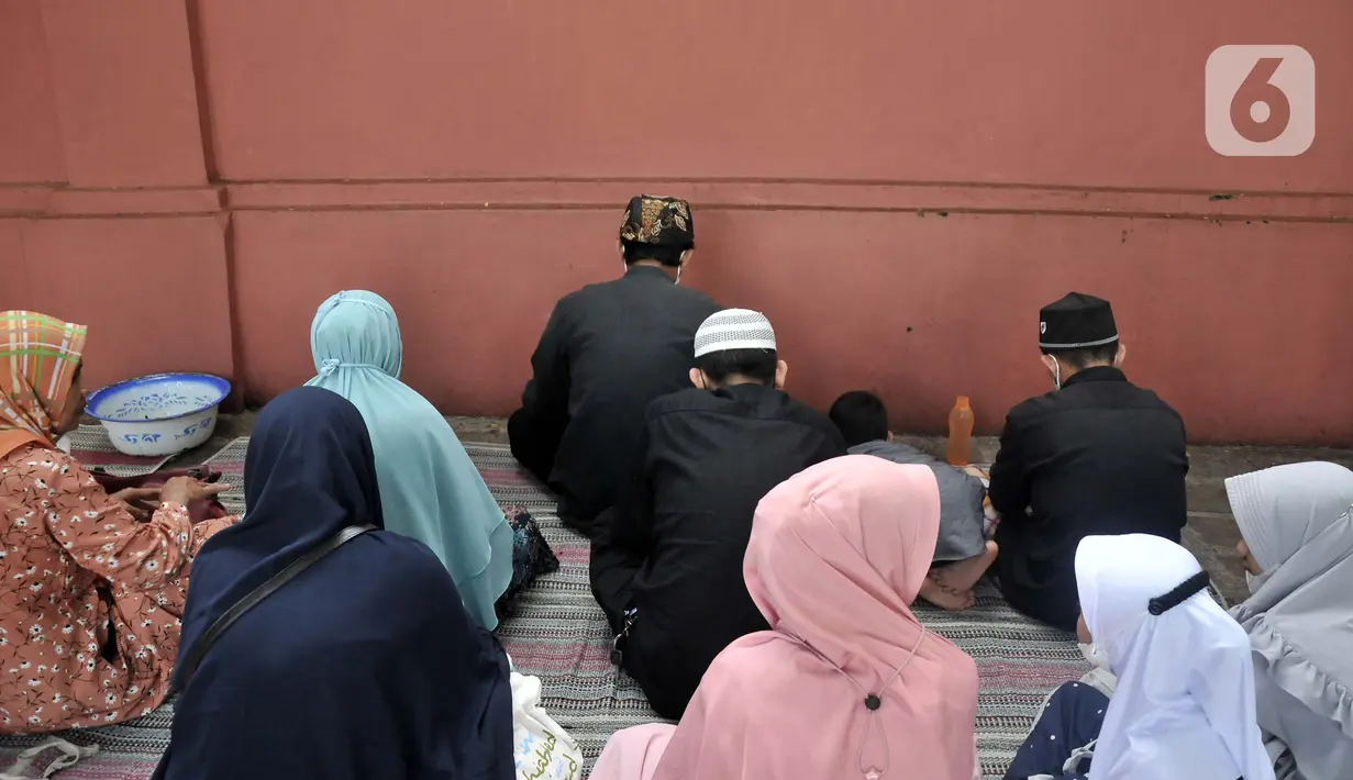 Peziarah berdoa saat berziarah ke makam Sunan Gunung Jati di Cirebon, Jawa Barat, Kamis (31/3/2022). Makam Sultan Syarif Hidayatullah atau Sunan Gunung Jati merupakan salah satu lokasi yang ramai didatangi para peziarah sebagai tradisi jelang bulan suci Ramadhan. (merdeka.com/Iqbal S. Nugroho)