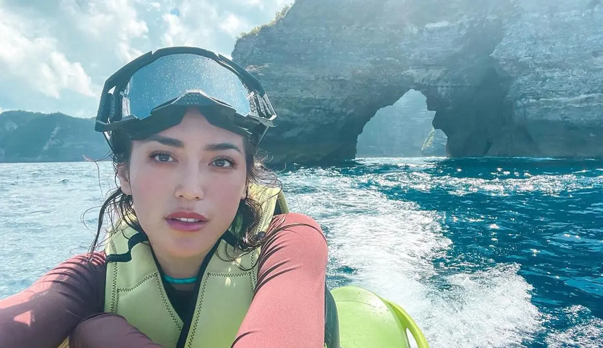 Perempuan kelahiran 29 Januari 1988 sangat menikmati pemandangan yang ia dapat saat bermain jetski di Nusa Penida. Jedar terlihat begitu terpukau dengan pemandangan di laut Nusa Penida. Terpukaunya Jedar ini membuatnya berfoto sejenak untuk mengabadikan momen. (Liputan6.com/IG/inijedar)