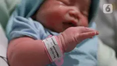 Gelang nama memperlihatkan identitas dan tanggal kelahiran anak di RSUD Kramat Jati, Jakarta, Kamis (29/2/2024). (Liputan6.com/Herman Zakharia)