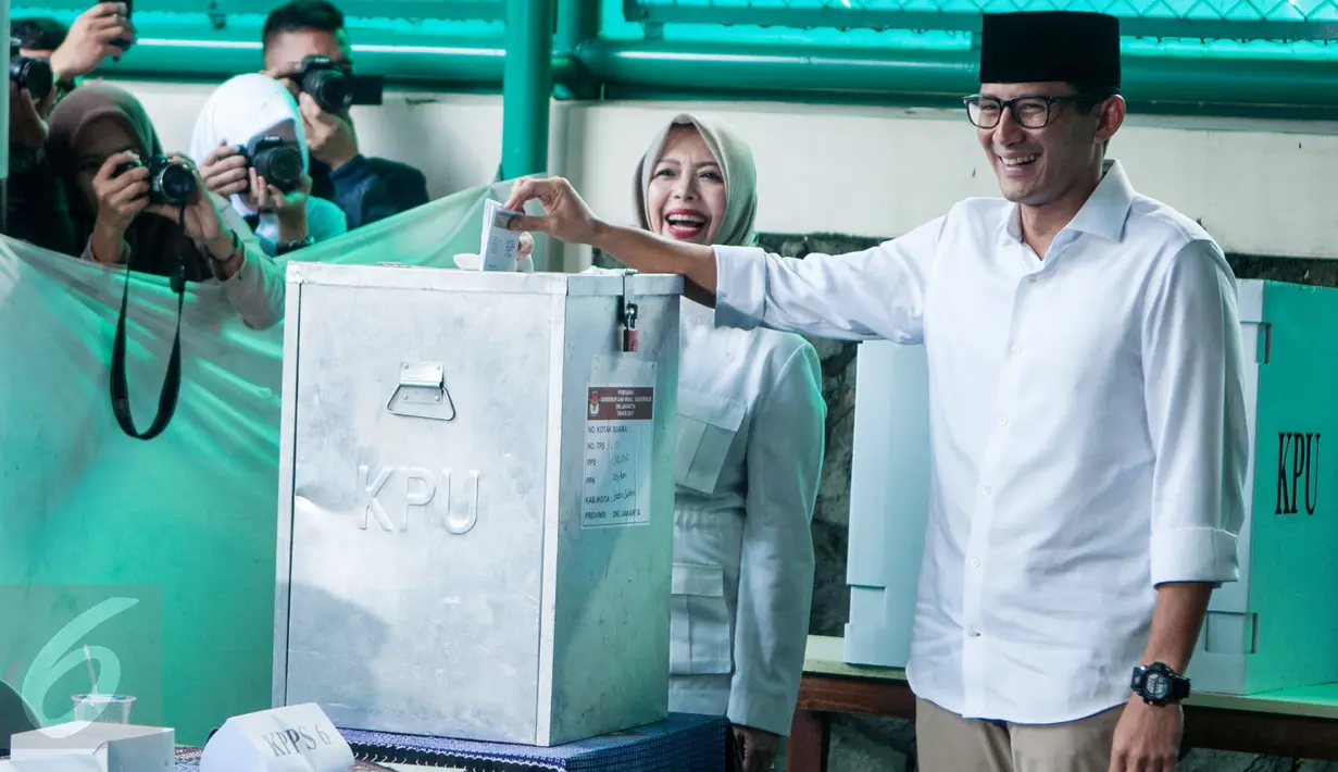 Cawagub DKI Sandiaga Uno memasukkan kertas suara ke dalam kotak usai memberikan suara pada Pilkada DKI 2017 di TPS 01 Kelurahan Selong, Kebayoran Baru, Jakarta, Rabu (15/2). Sandi datang ke TPS dengan ditemani keluarganya. (Liputan6.com/Gempur M Surya)