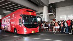 Ratusan penggemar Manchester United Football Club asal Thailand bersorak menyambut kedatangan skuad Setan Merah, Sabtu (9/7/2022) di bandara Bangkok, Thailand. (AFP/Manan Vatsyayana)