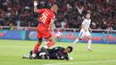 Kiper Arema FC, Adi Satryo (bawah) berhasil menghalau tendangan Gustavo Almeida saat pertandingan Persija Jakarta vs Arema FC BRI Super League pekan ke-20 yang berlangsung di Stadion Utama Gelora Bung Karno, Minggu (8/2/2026) malam WIB. (Bola.com/Abdul Aziz)