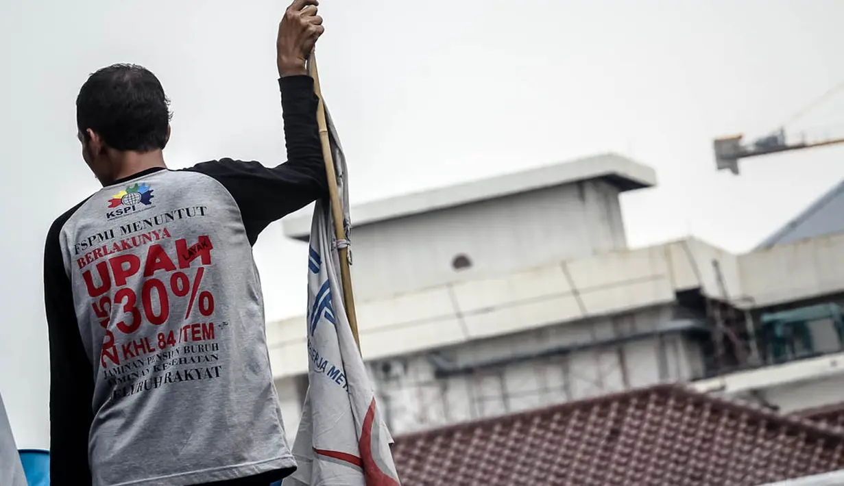 Dalam aksinya, buruh menuntut kenaikan upah minimum provinsi (UMP) DKI Jakarta Tahun 2015 hingga 30 persen, (22/10/14). (Liputan6.com/Faizal Fanani)