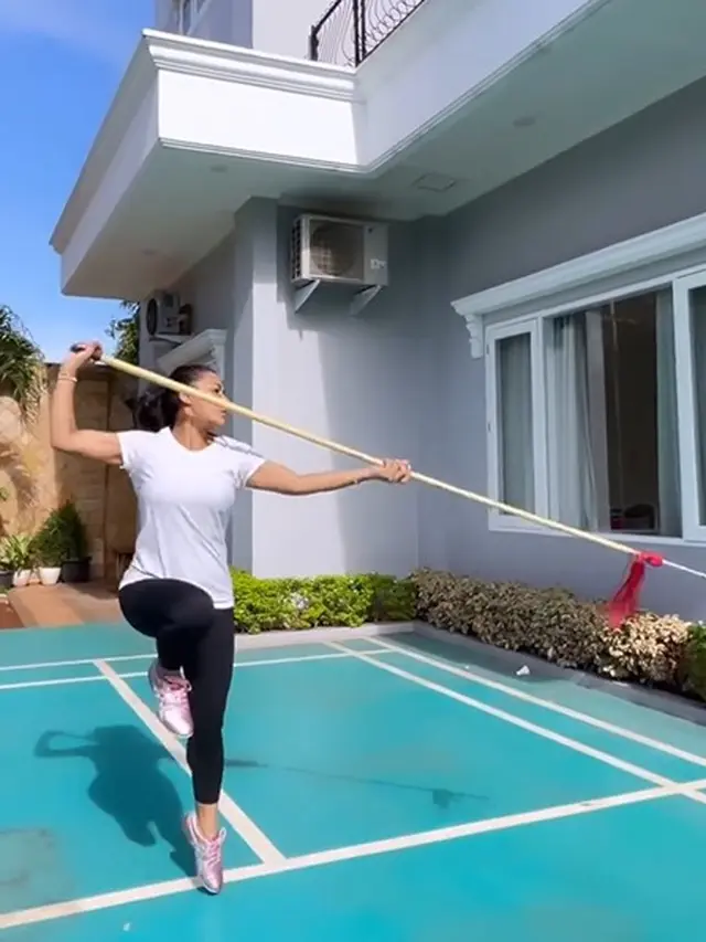 Krisdayanti berolahraga (Instagram/krisdayantilemos)