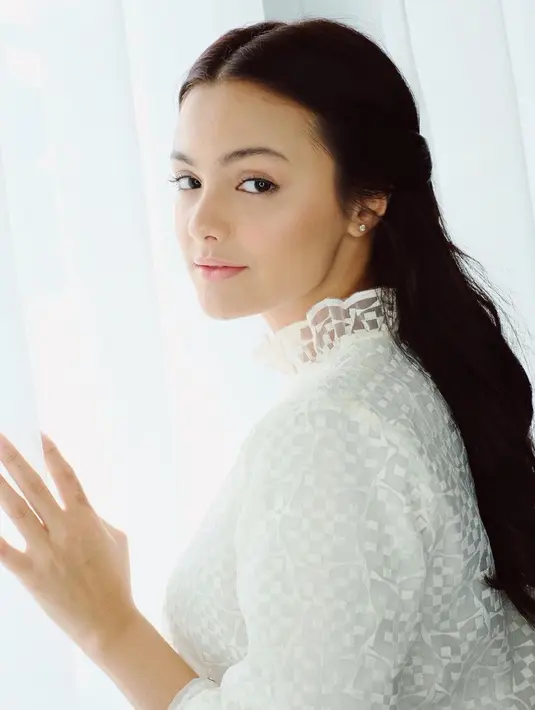 Berparas cantik, tak heran jika pesona Amanda Rawles semakin terpancar dengan busana apapun. Memakai busana putih, membuat aktris sekaligus model ini semakin menawan.(Liputan6.com/IG/@amandarawles)