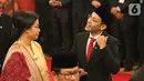 Menteri Pendidikan dan Kebudayaan Nadiem Makarim (kanan) berbincang dengan Menteri Keuangan Sri Mulyani (kiri) saat pelantikan di Istana Negara, Rabu (23/10/2019). Nadiem mejabat Menteri Pendidikan dan Kebudayaan di usia 35 tahun. (Liputan6.com/Angga Yuniar)