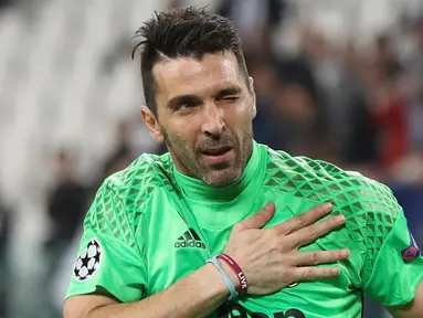 Ekspresi kiper Juventus, Gianluigi Buffon, saat melakukan selebrasi kemenangan usai timnya mengalahkan AS Monaco dalam laga semifinal Liga Champions di Stadion Juventus, Turin, Italia, Selasa (09/0/2017). Juventus menang 2-1. (AFP/Valery Hache)