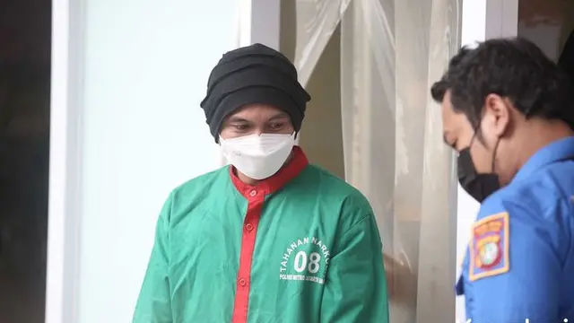 6 Potret Anji Pakai Baju Tahanan, Terancam Maksimal Hukuman 12 Tahun Penjara