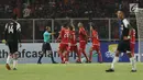 Pemain Persija melakukan protes kepada wasit saat laga kedua Semifinal Zona Asia Tenggara Piala AFC 2018 melawan Home United di Stadion GBK, Jakarta, Selasa (15/5). Babak pertama Persija tertinggal 1-3. (Liputan6.com/Helmi Fithriansyah)