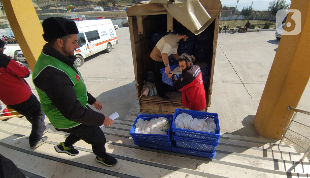 Anggota lembaga kemanusiaan non-pemerintah terbesar IHH saat menurunkan bantuan logistik dari truk di Kota Antakya, Provinsi Hatay, Turki (19/2/2023). "Bantuan yang sangat diperlukan saat ini makanan hangat cepat saji dan pakaian hangat untuk para pengungsi selama musim dingin, selain juga tenda yang mampu menampung hingga 10 orang di dalamnya," kata salah seorang relawan IHH kepada kepada Liputan6.com, Sabtu (17/2/2023). (Liputan6.com/Andry Haryanto)