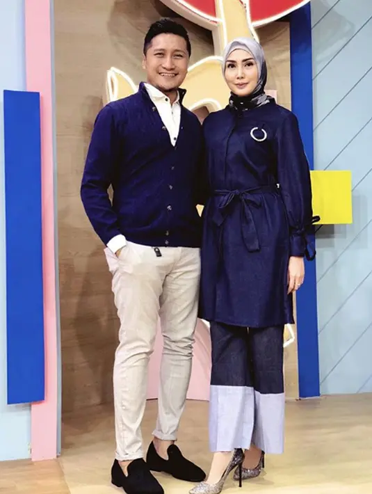 Arie Untung bersama Fenita Arie pose bareng dengan pakaian serasi berwarna biru usai mengisi acara di salah satu stasiun televisi. (Instagram/fenitarie)