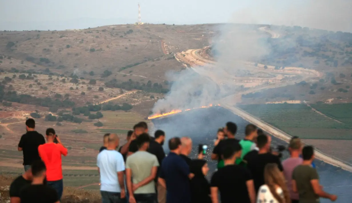 Asap mengepul setelah serangan artileri berat Israel di desa perbatasan Maroun Al-Ras, Lebanon, Minggu (1/9/2019). Militer Lebanon mengatakan pasukan Israel menembakkan sekitar 40 peluru ke perbatasan negaranya. (AP Photo/Mohammed Zaatari)