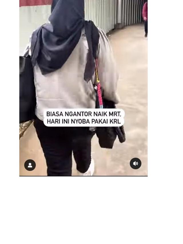 8 Potret Adrian Maulana Berangkat Kerja Naik KRL, Rela Berdesak-desakan