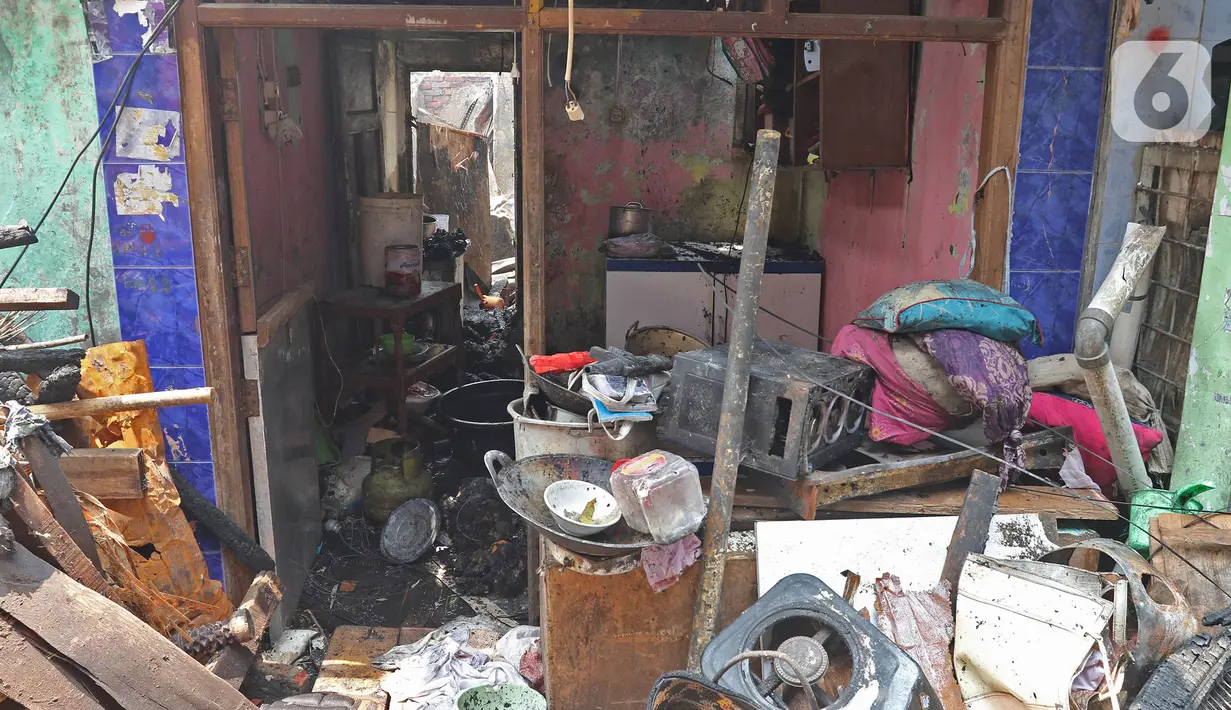 Kondisi salah satu rumah yang terbakar di Jalan Keadilan Dalam, Taman Sari, Jakarta Barat, Senin (19/4/2021). Kebakaran permukiman padat tersebut mengakibatkan sebanyak 200 rumah hangus terbakar dan sekitar 1.000 warga terpaksa mengungsi. (Liputan6.com/Herman Zakharia)
