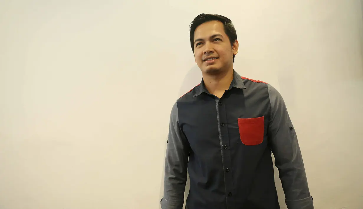 "Temen melihat kondisi saya yang kurang beruntung (bercerai), temen melihat katanya karakternya cocok. Dia sms saya, yaudah saya bilang temenan aja. Sejauh ini perkenalan berjalan baik, tinggal diarahkan ke yang lebih serius," jelasnya. 