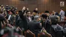 Ketua Tim Hukum Jokowi-Ma'ruf Amin, Yusril Ihza Mahendra melambaikan tangan kepada wartawan usai putusan MK di Gedung MK, Jakarta, Kamis (27/6/2019). MK menolak seluruh gugatan hasil Pilpres 2019 yang diajukan Prabowo-Sandiaga Uno yang disepakati 9 hakim konstitusi. (Liputan6.com/Faizal Fanani)