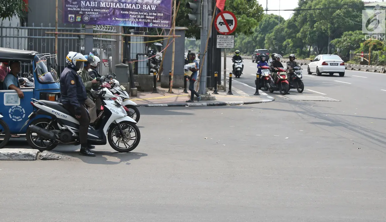 Aksi nekat pengendara motor saat melawan arah melintasi kawasan Matraman, Jakarta, Rabu (2/5). Perilaku tersebut membahayakan pengendara lain dan juga diri sendiri. (Liputan6.com/Herman Zakharia)